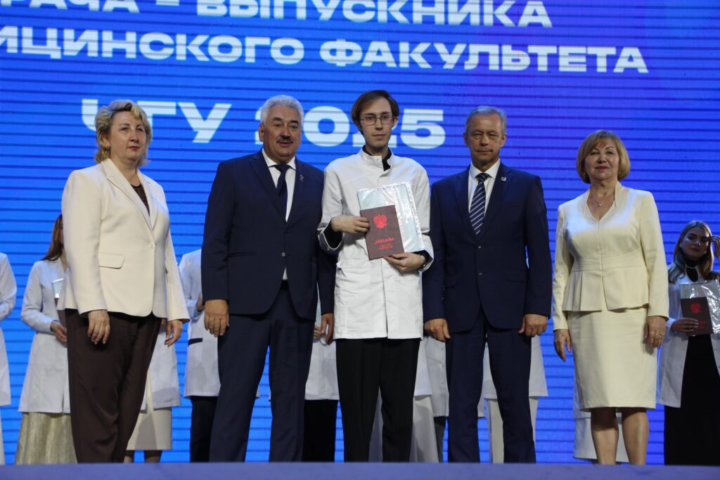 Торжественная церемония вручения диплома врача - выпускника медицинского факультета ЧГУ 2025 (Фоторепортаж)